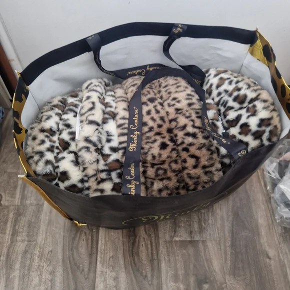 Minky Couture Leopard Print Cozy blanket - Picture 2 of 12